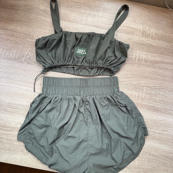 Daily Drills Bounce Set Bubble Crop Top Shorts Athletic Nylon in Green Medium - Picture 6 of 13